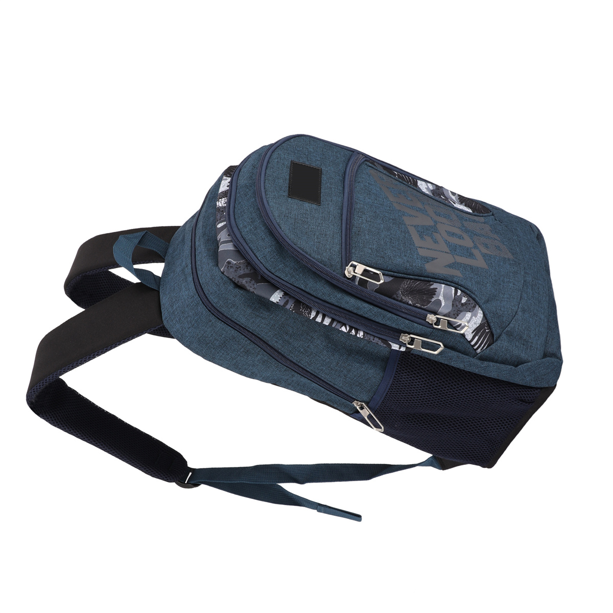 Ein blauer Rucksack mit schwarzen Trägern und Taschen. Es hat ein weißes und graues Design auf der Vorder- und Seite.