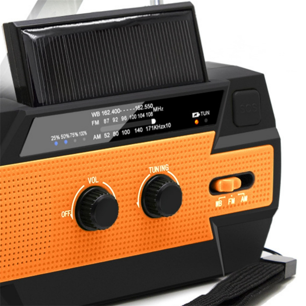 Ein orange-schwarzes solarbetriebenes Radio mit Knöpfen und einem Solarpanel oben drauf.