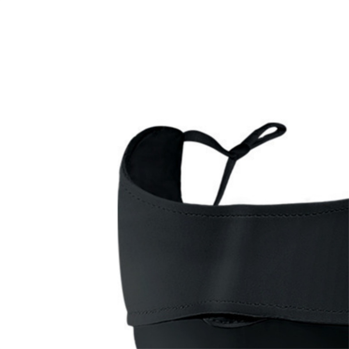 Nahaufnahme einer schwarzen Gesichtsmaske mit Bindeband, isoliert vor weißem Hintergrund.