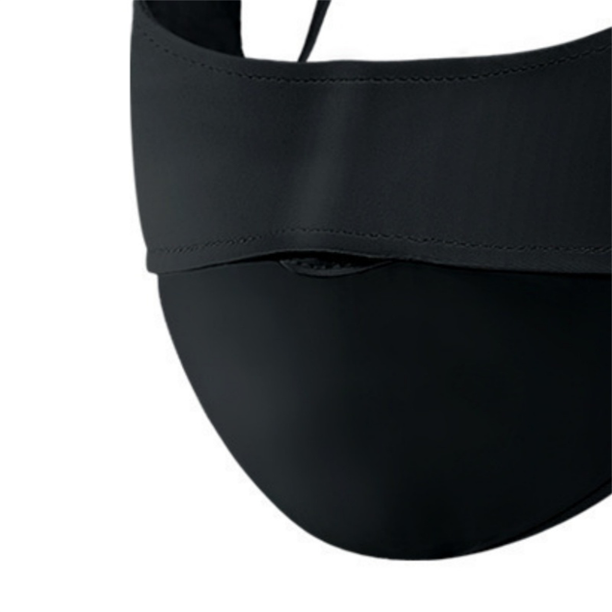 Eine schwarze Gesichtsmaske wird im Nahaufnahme gezeigt. Sie bedeckt Nase und Mund.