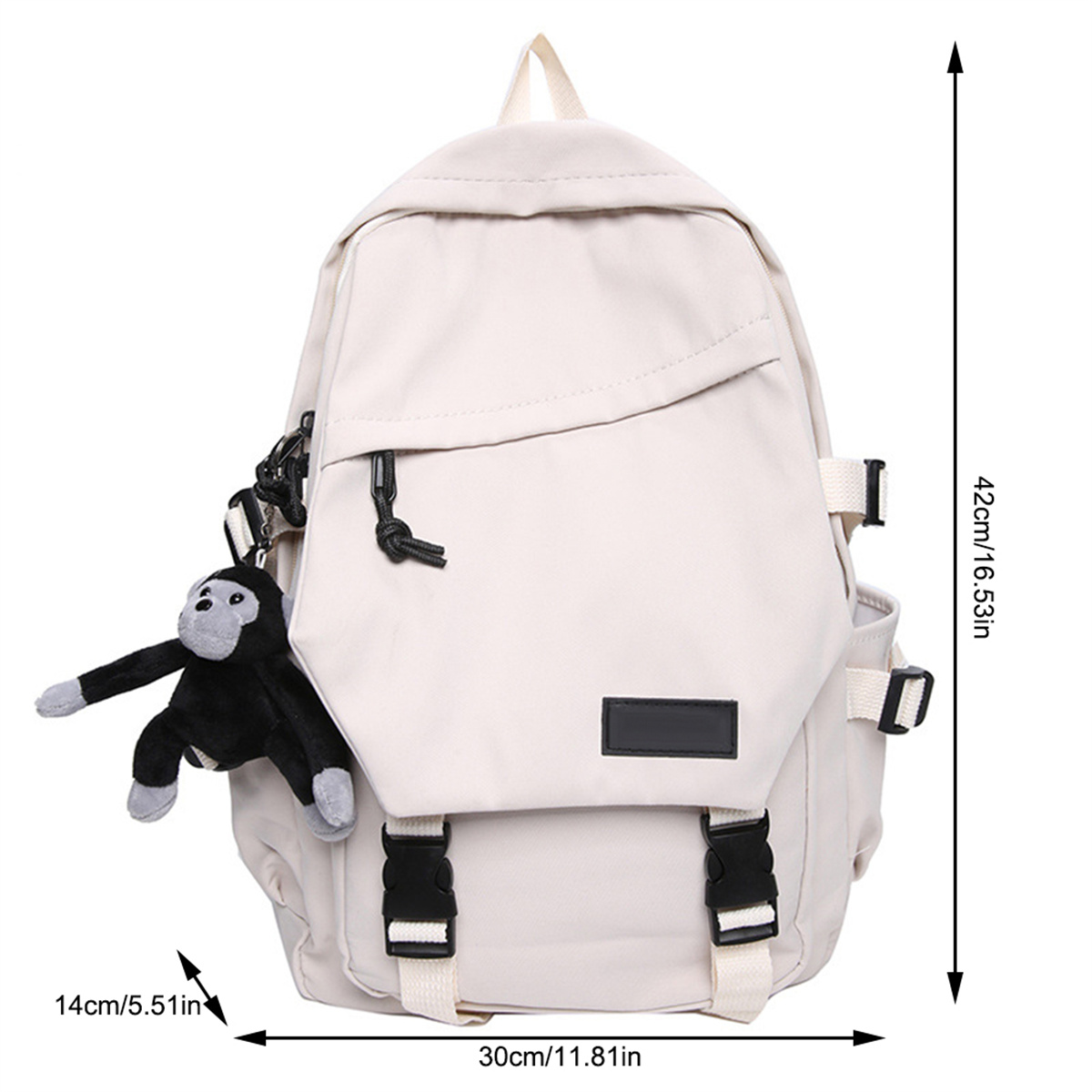 Ein beigefarbener Rucksack mit einem Affen-Schlüsselanhänger und angezeigten Abmessungen, isoliert auf weißem Hintergrund.