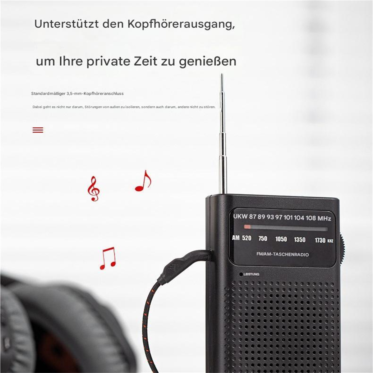 Schwarzes Radio mit langer Antenne und Kopfhörern. Noten. Weißer Hintergrund.