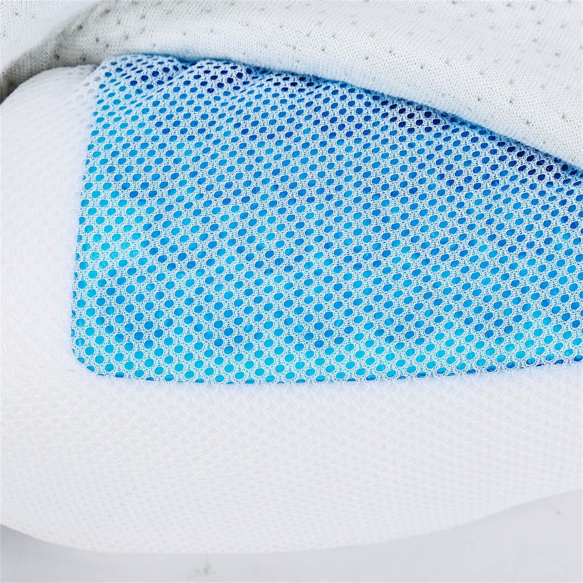 Nahaufnahme eines blauen Mesh-Pads mit weißen Mesh-Kanten. Das Mesh hat winzige blaue Punkte.