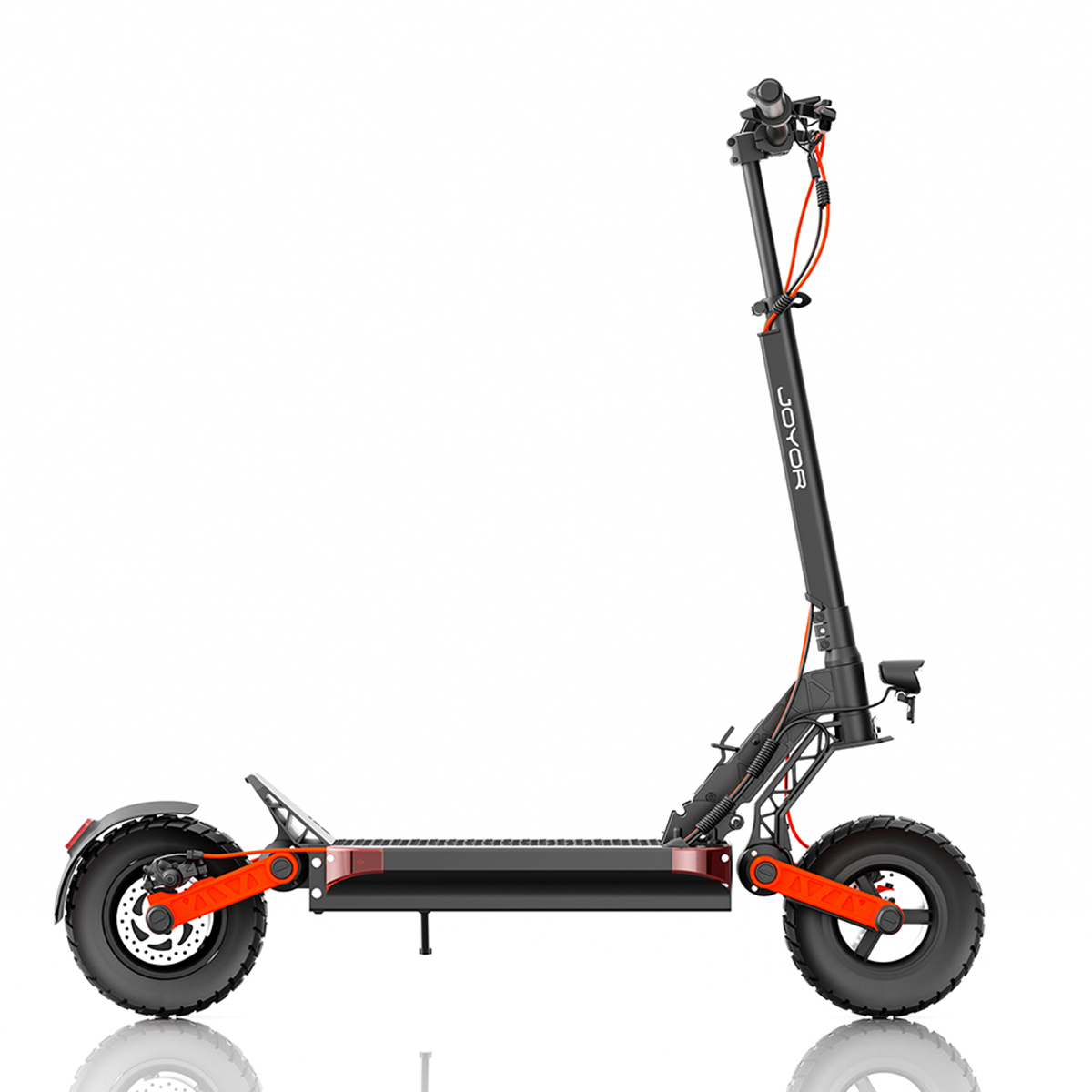 Scooter elettrico nero e arancione su una superficie bianca. Vista laterale, isolato. Design moderno.