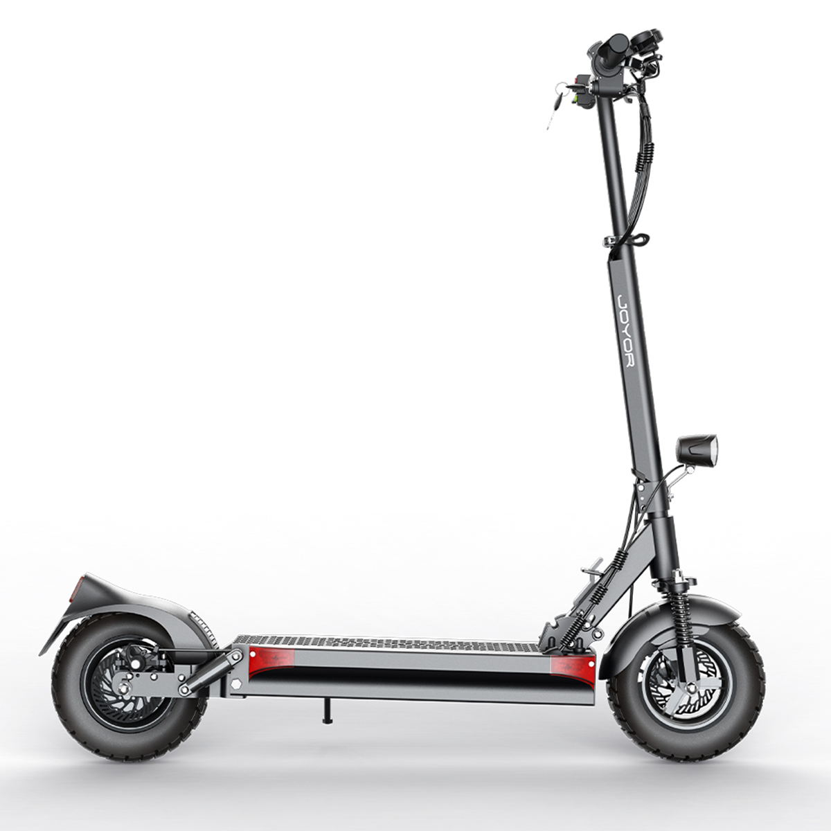 Schwarzer Elektroroller auf weißem Hintergrund. Der Roller hat schwarze Reifen und eine rote Plattform.