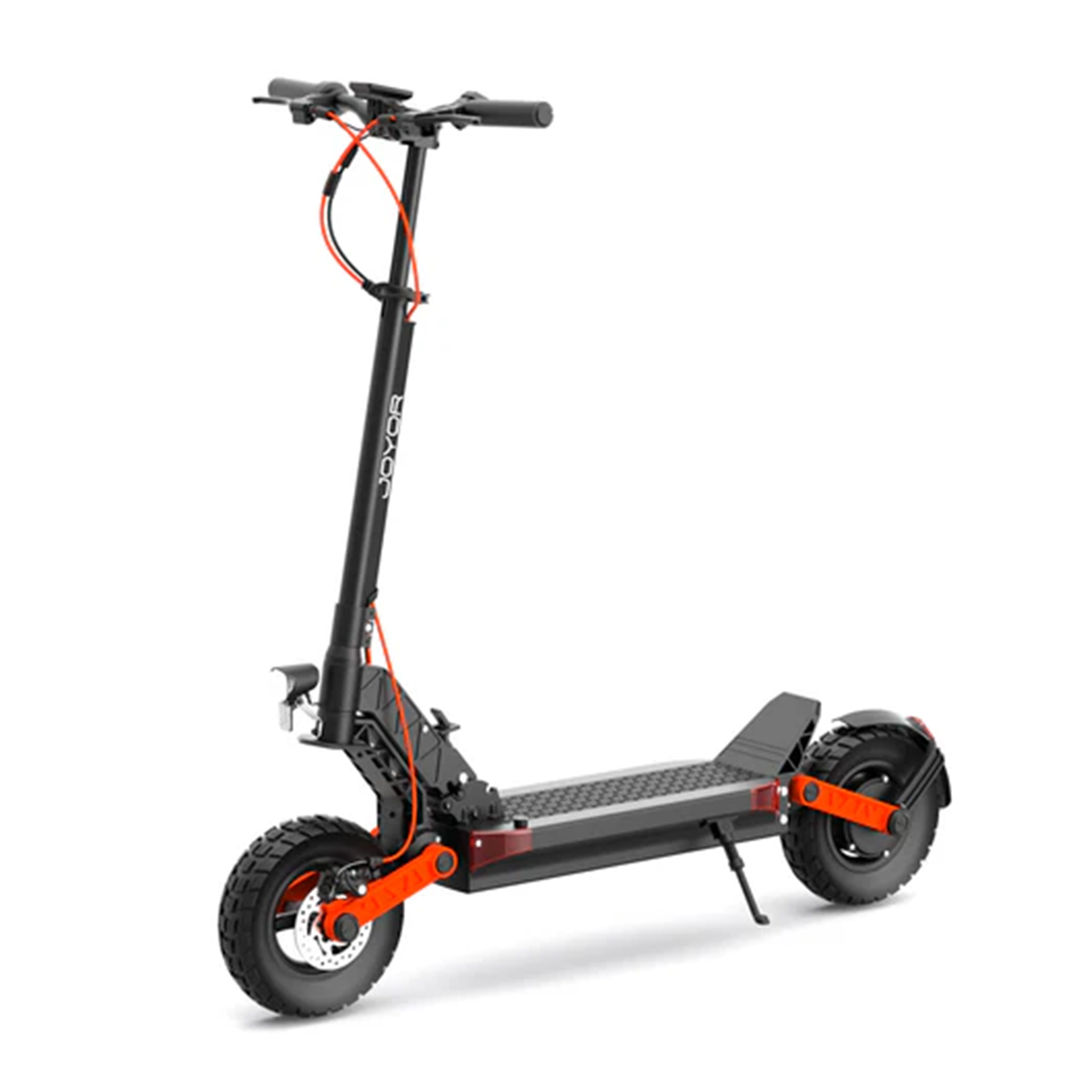 Schwarzer und orangefarbener Elektroroller auf weißem Hintergrund. Hat zwei Räder und einen Lenker.