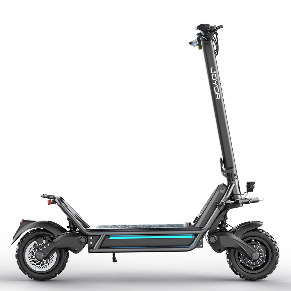 Monopattino elettrico nero. Ha manubrio, ruote e una lunga base con luci blu. Sfondo bianco.