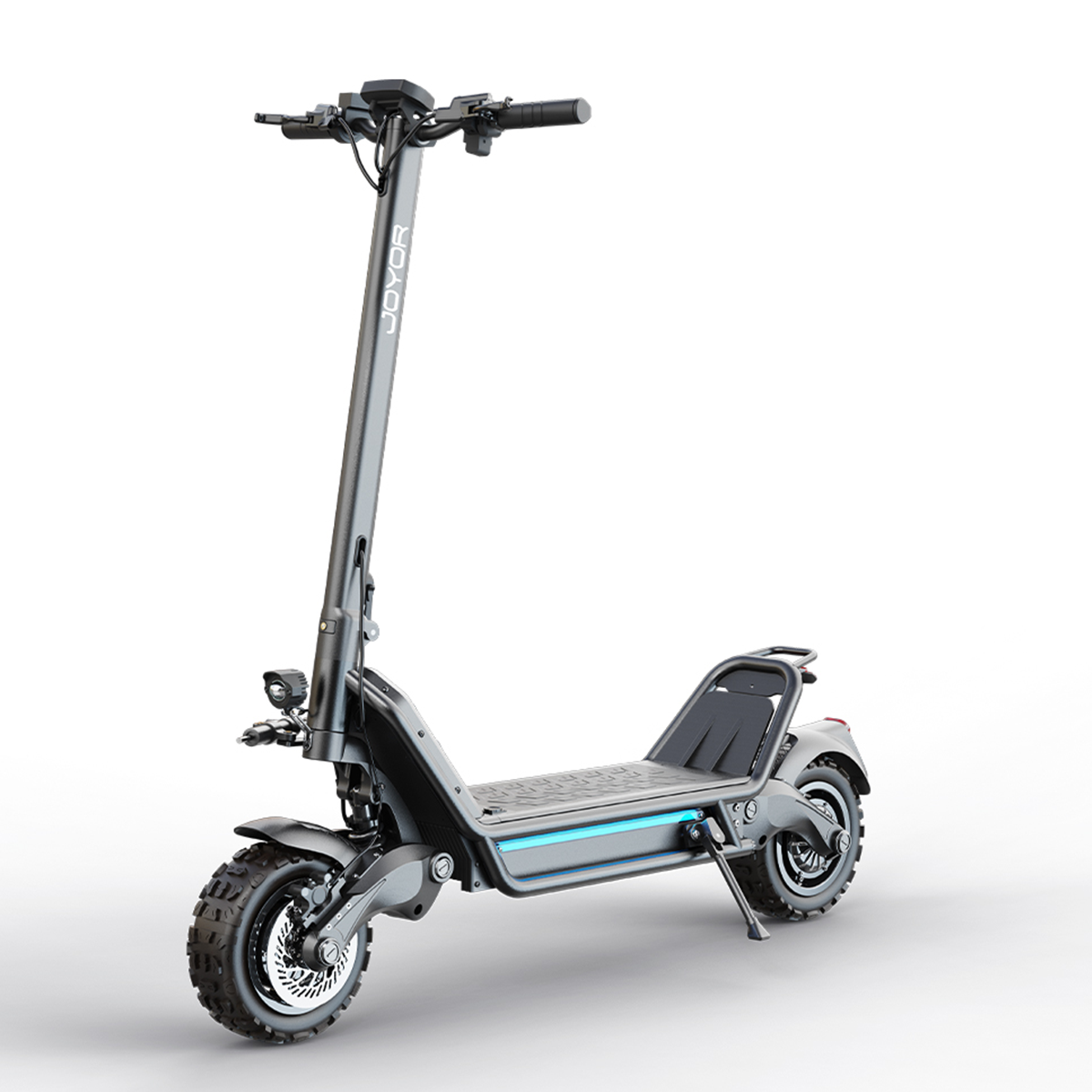 Scooter elettrico nero, vista frontale. Marchio Joyor. Sfondo bianco. Manubrio e sedile visibili.