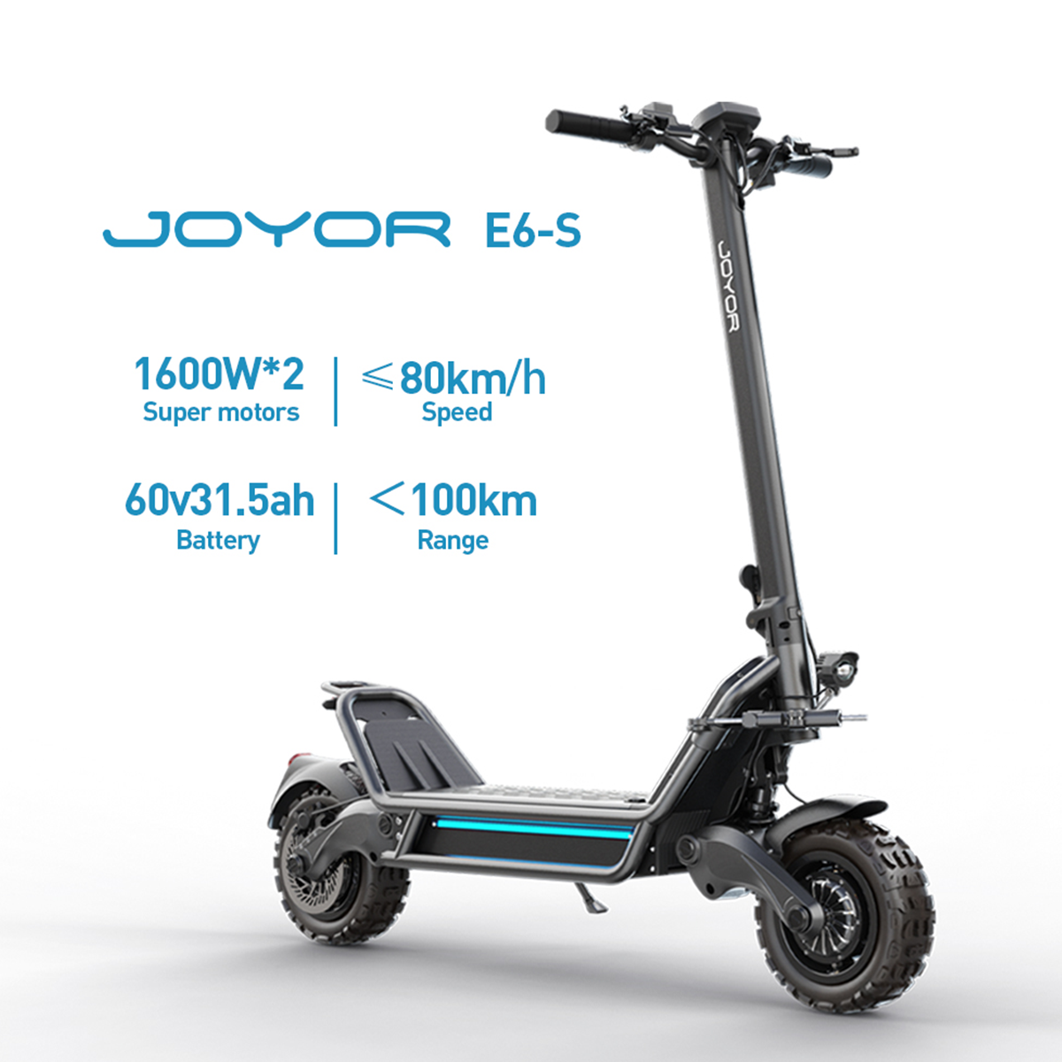 Scooter elettrico nero con accenti blu. Sfondo bianco. In primo piano pneumatici neri.