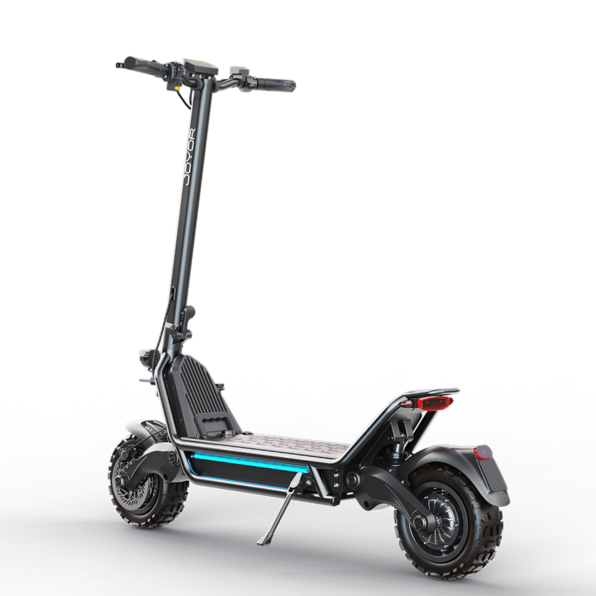 Un monopattino elettrico nero e argento, su sfondo bianco. Ha due ruote e un manubrio.