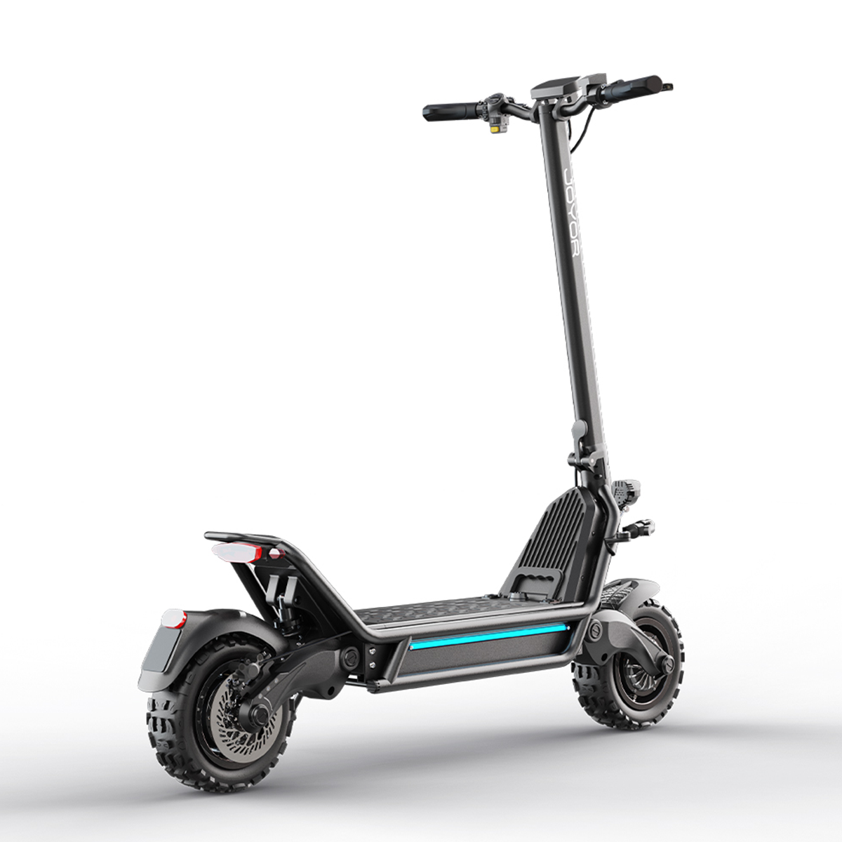 Scooter elettrico nero con ruote grandi su sfondo bianco, leggermente angolato verso lo spettatore.