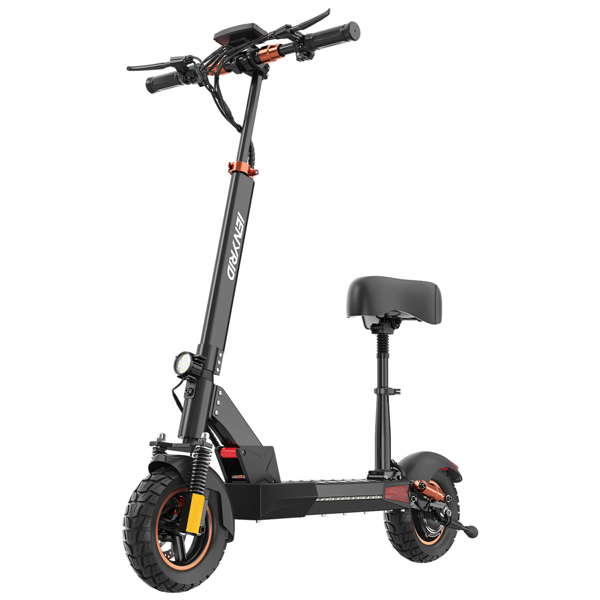 Scooter elettrico nero e arancione con sedile. È su sfondo bianco.