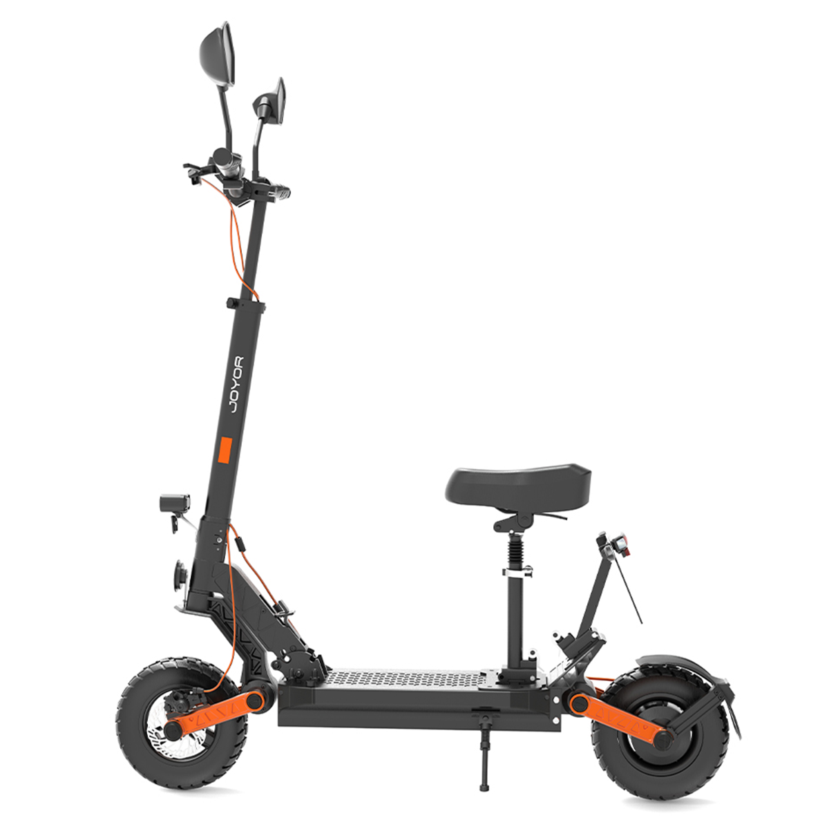 Uno scooter elettrico con sedile, accenti arancioni e specchietti. Telaio nero, sfondo bianco.