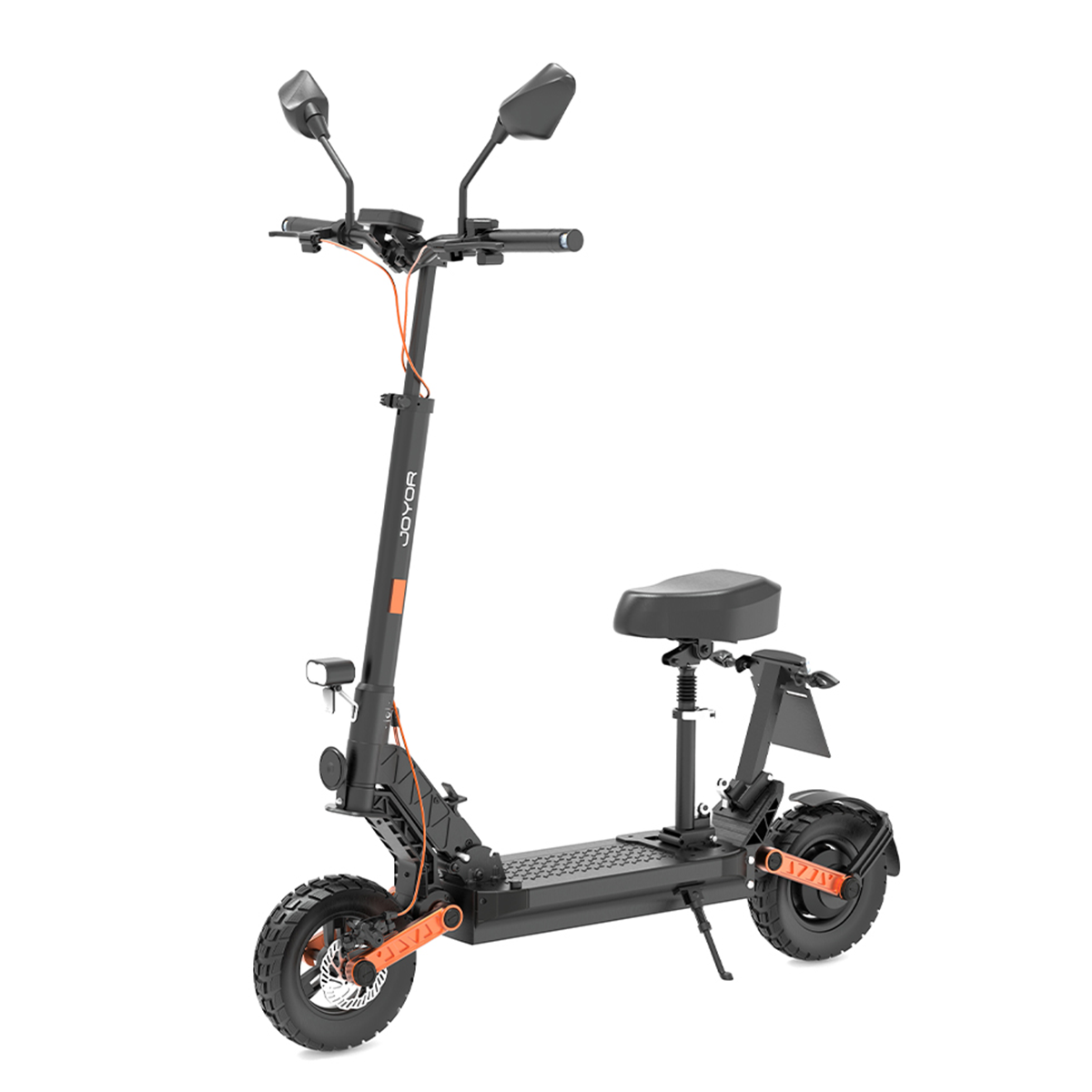 Scooter elettrico nero e arancione con sedile, isolato su bianco.