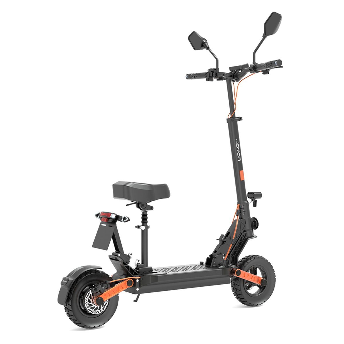 Scooter elettrico nero e arancione. Lo scooter è su sfondo bianco.