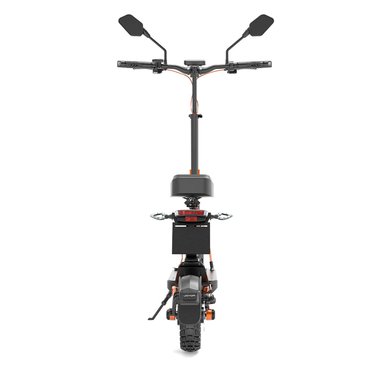Vista posteriore di uno scooter elettrico nero e arancione. Su sfondo bianco. Le ruote sono nere.