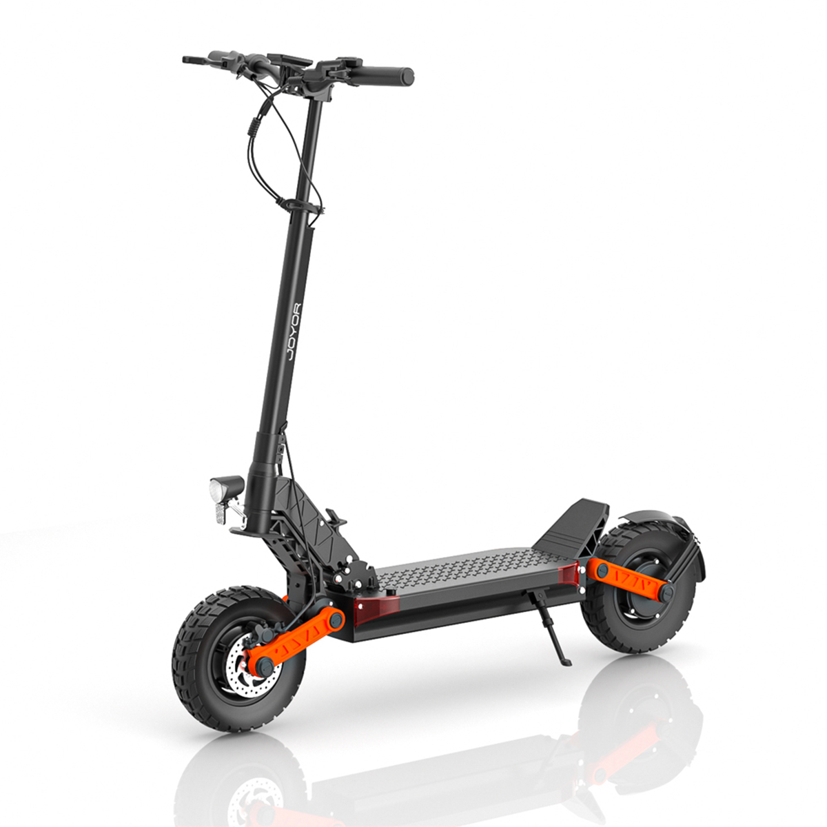 Schwarzer und orangefarbener Elektroroller auf weißem Hintergrund. Der Roller ist angewinkelt.