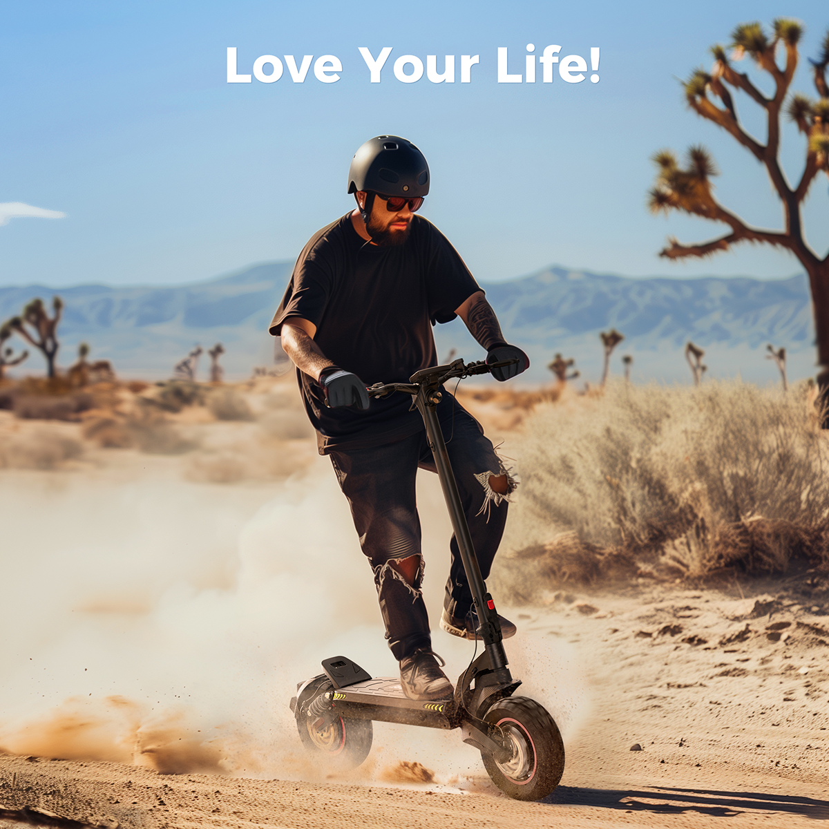 Mężczyzna jadący na skuterze po polnej drodze. Krajobraz pustynny, tekst 'Love Your Life'.