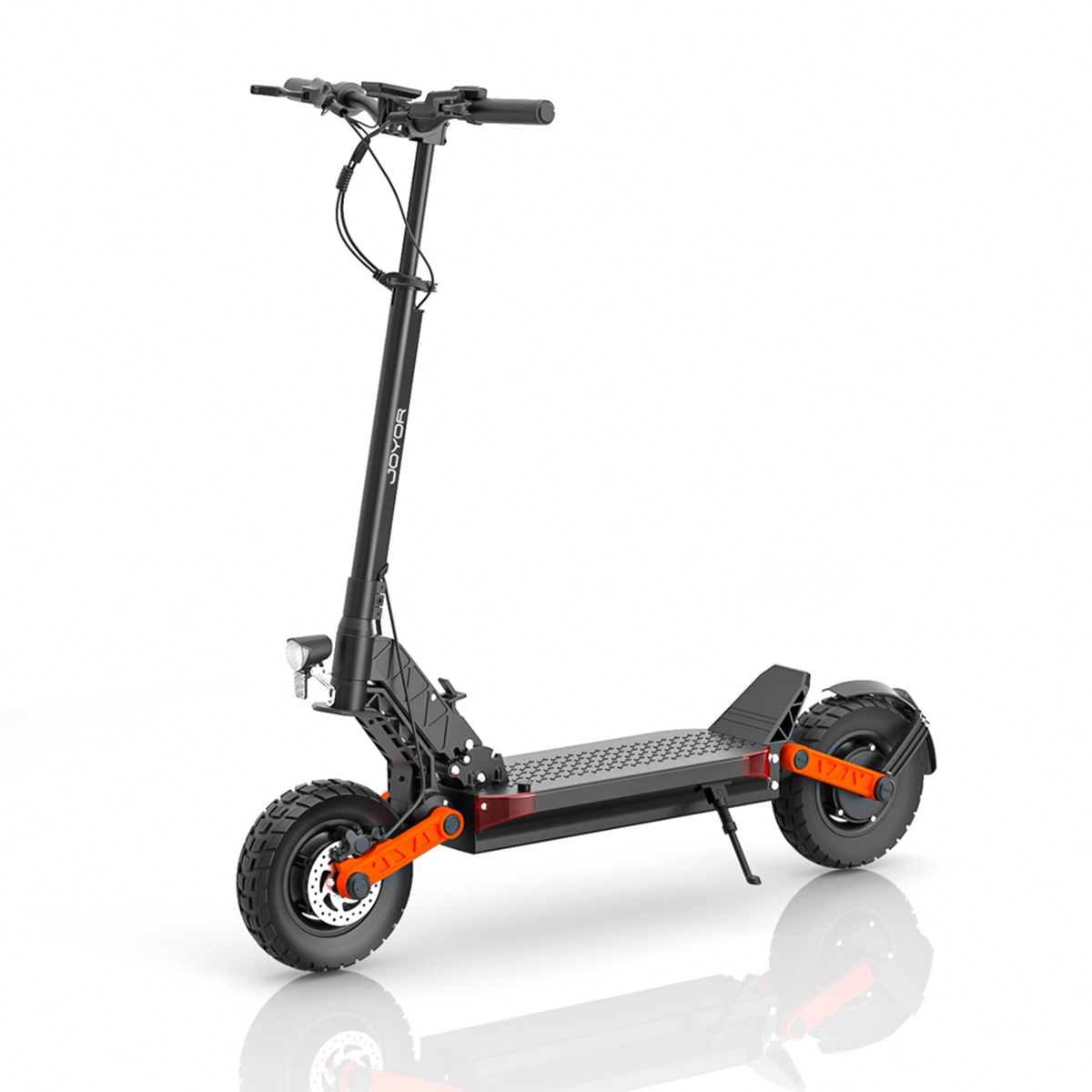 Ein Elektroroller, schwarz mit orangefarbenen Akzenten. Die Räder sind groß und robust. Er hat einen Scheinwerfer.