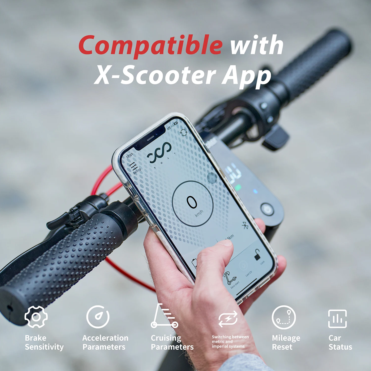 Osoba trzymająca telefon z otwartą aplikacją X-Scooter. Widoczna jest kierownica skutera. Tło jest rozmyte.