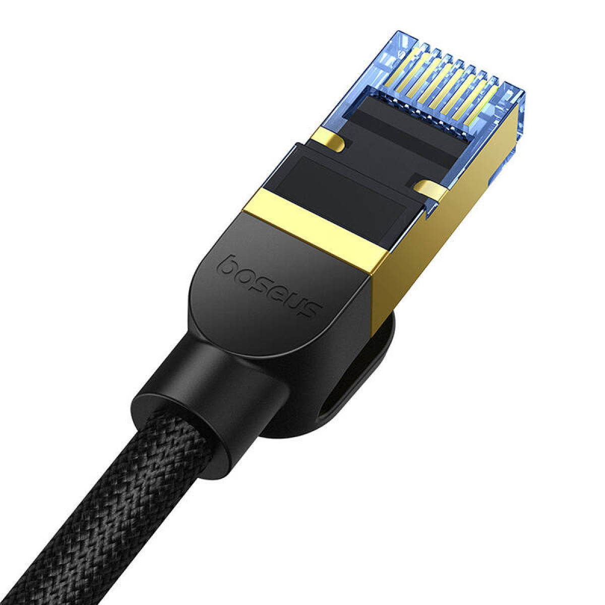 Czarny kabel Ethernet ze złotym złączem na białym tle.