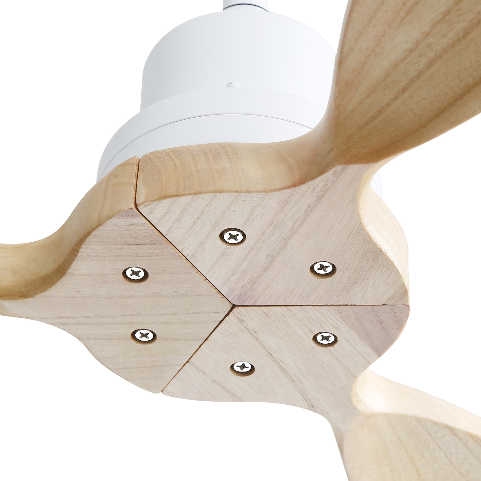 Nahaufnahme eines weißen Deckenventilators mit Holzflügeln, an der Decke befestigt.