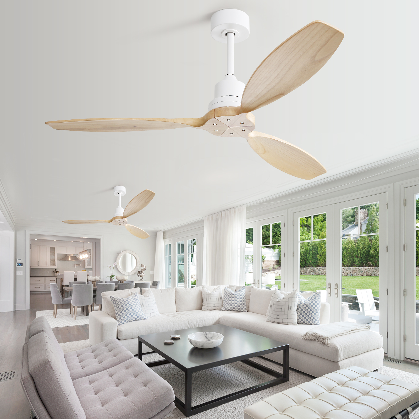 Wohnzimmer mit zwei Deckenventilatoren, Sofa und großen Fenstern.