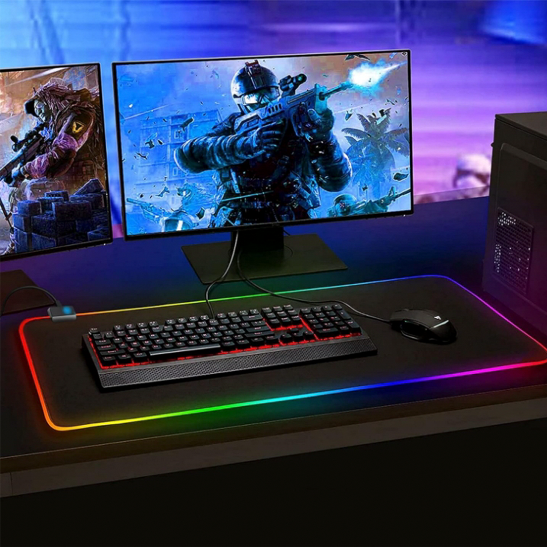 Ein Gaming-Setup mit Tastatur, Maus und zwei Monitoren, die eine Spielszene zeigen.