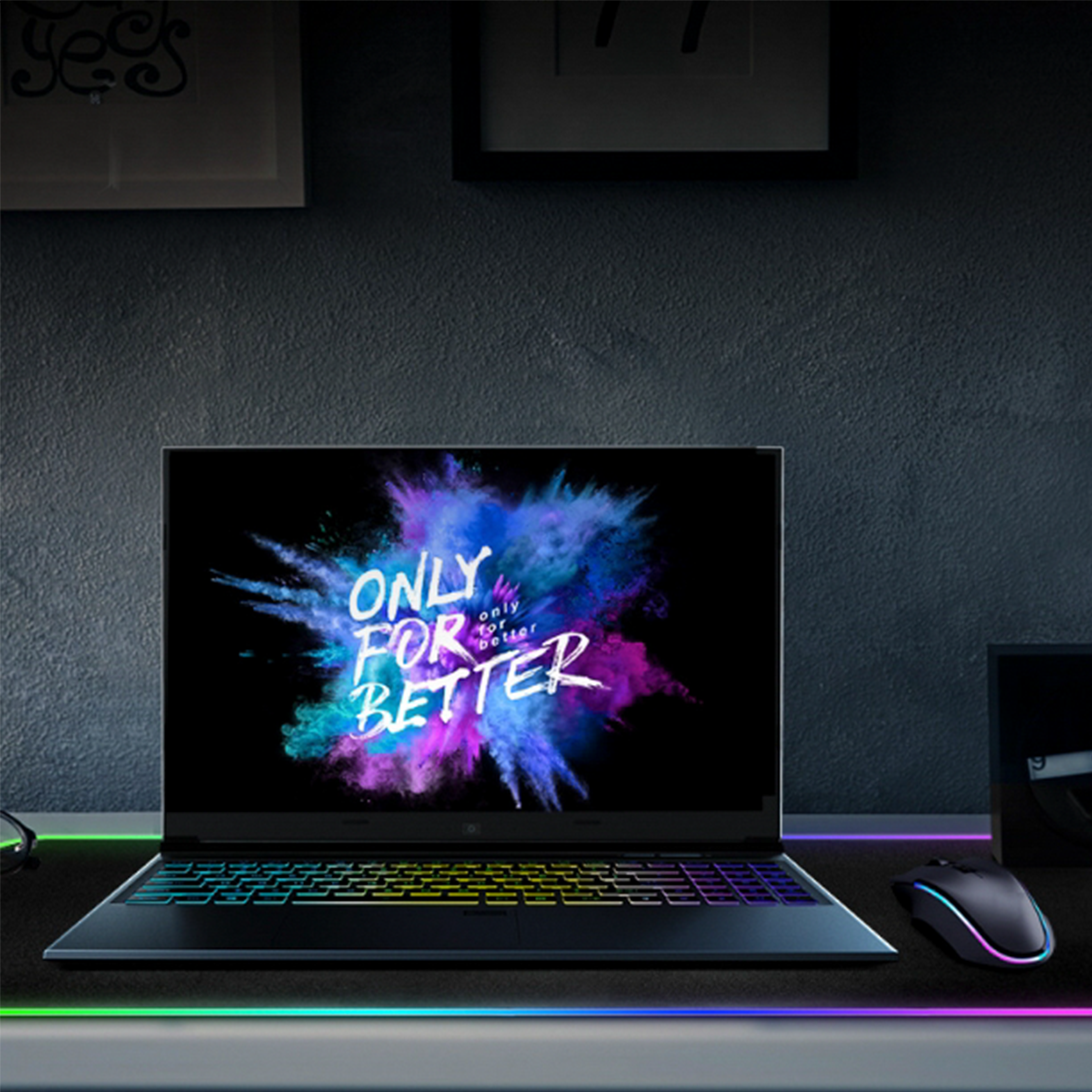 Ein Laptop zeigt auf seinem Bildschirm den farbenfrohen Text "ONLY FOR BETTER", der auf einem Schreibtisch platziert ist. Maus ist in der Nähe.