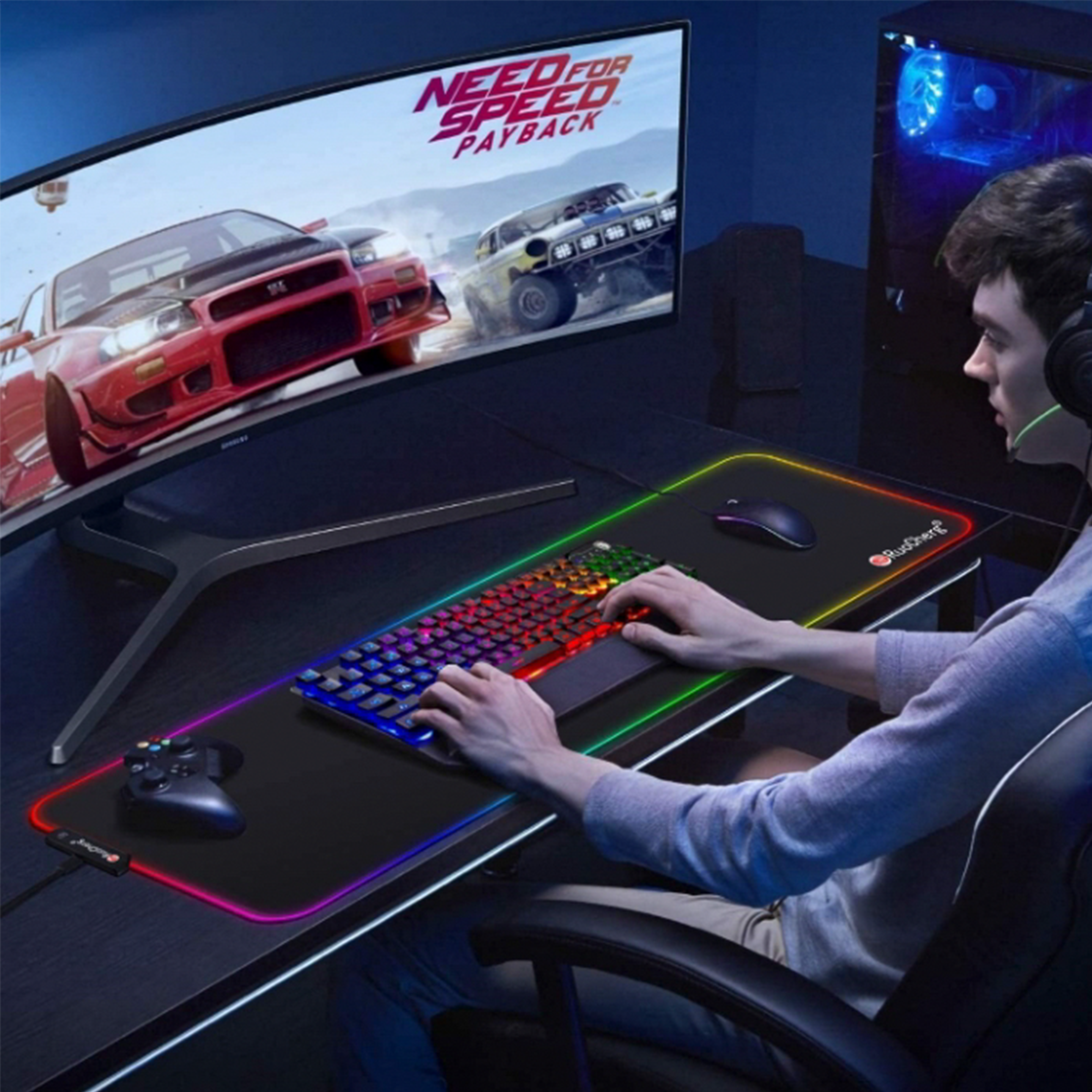 Person spielt am Schreibtisch mit gebogenem Monitor, Tastatur mit RGB-Lichtern, Maus und Gamepad.