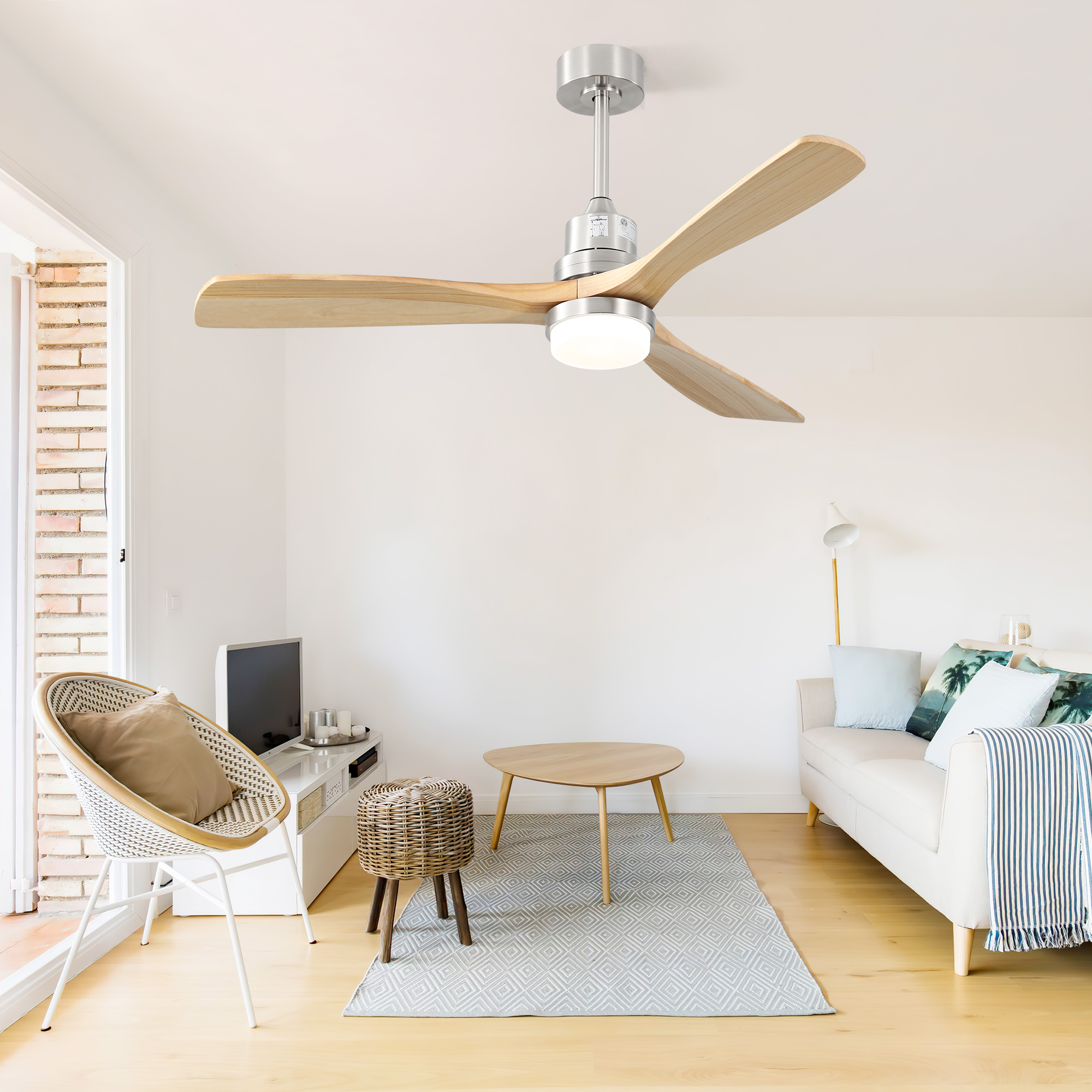 Deckenventilator mit Holzflügeln und Licht. Innenraum mit Möbeln. Weiße Wände.