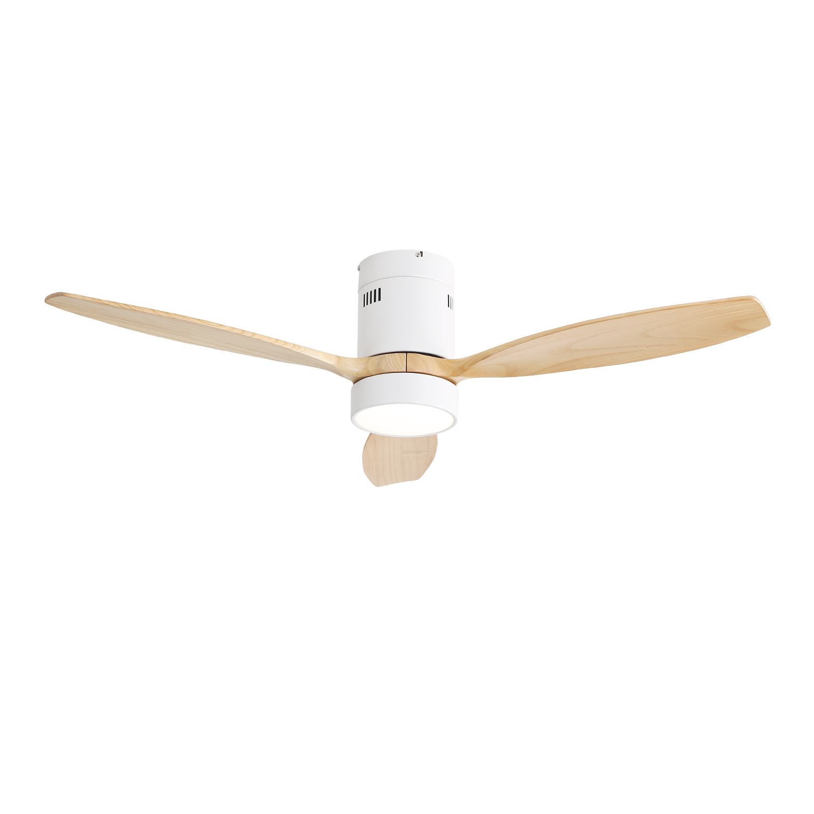 Weißer Deckenventilator mit Holzflügeln. Drei Flügel, weißer Körper und Licht.
