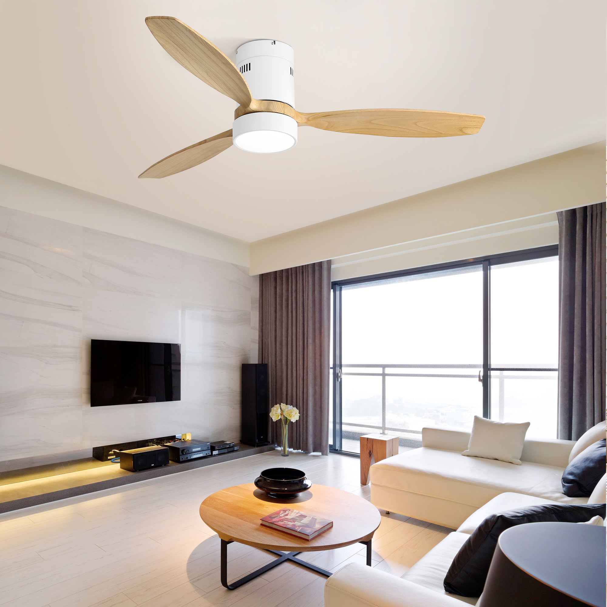 Wohnzimmer mit Deckenventilator, weißem Sofa und großem Fenster mit Blick auf eine Stadtlandschaft.