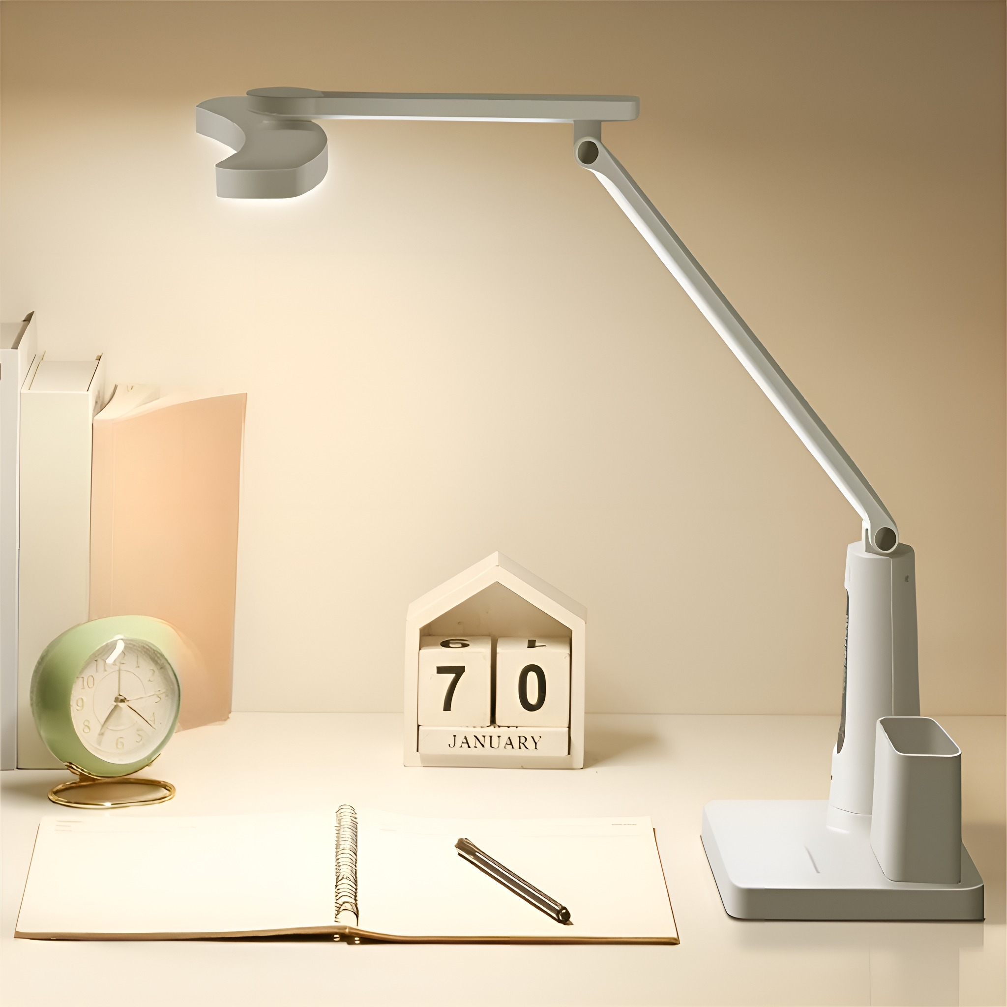 Weiße Schreibtischlampe, Kalender und Uhr. Notizbuch und Stift auf dem Schreibtisch.