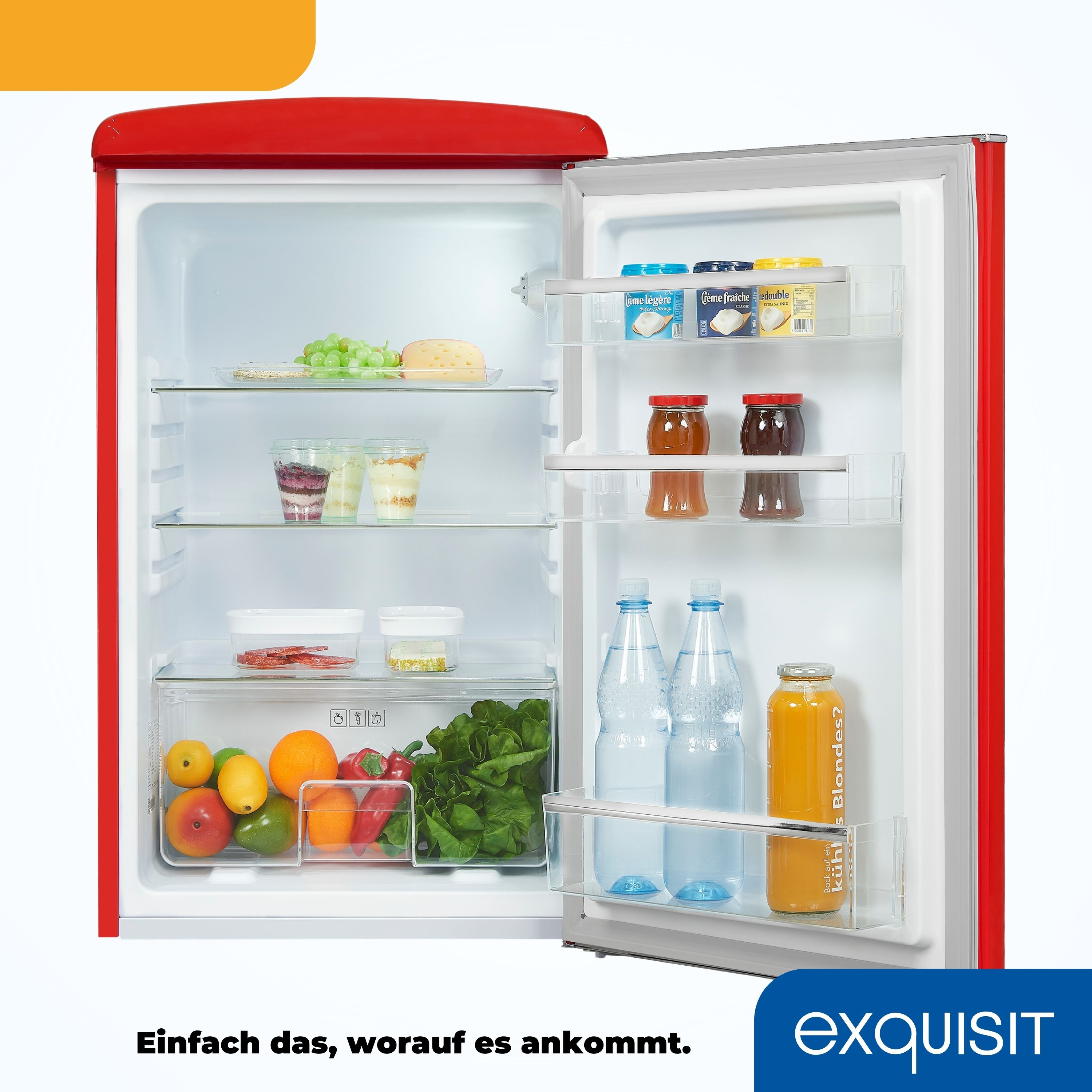 Ein roter Retro-Kühlschrank mit offener Tür, gefüllt mit Lebensmitteln.