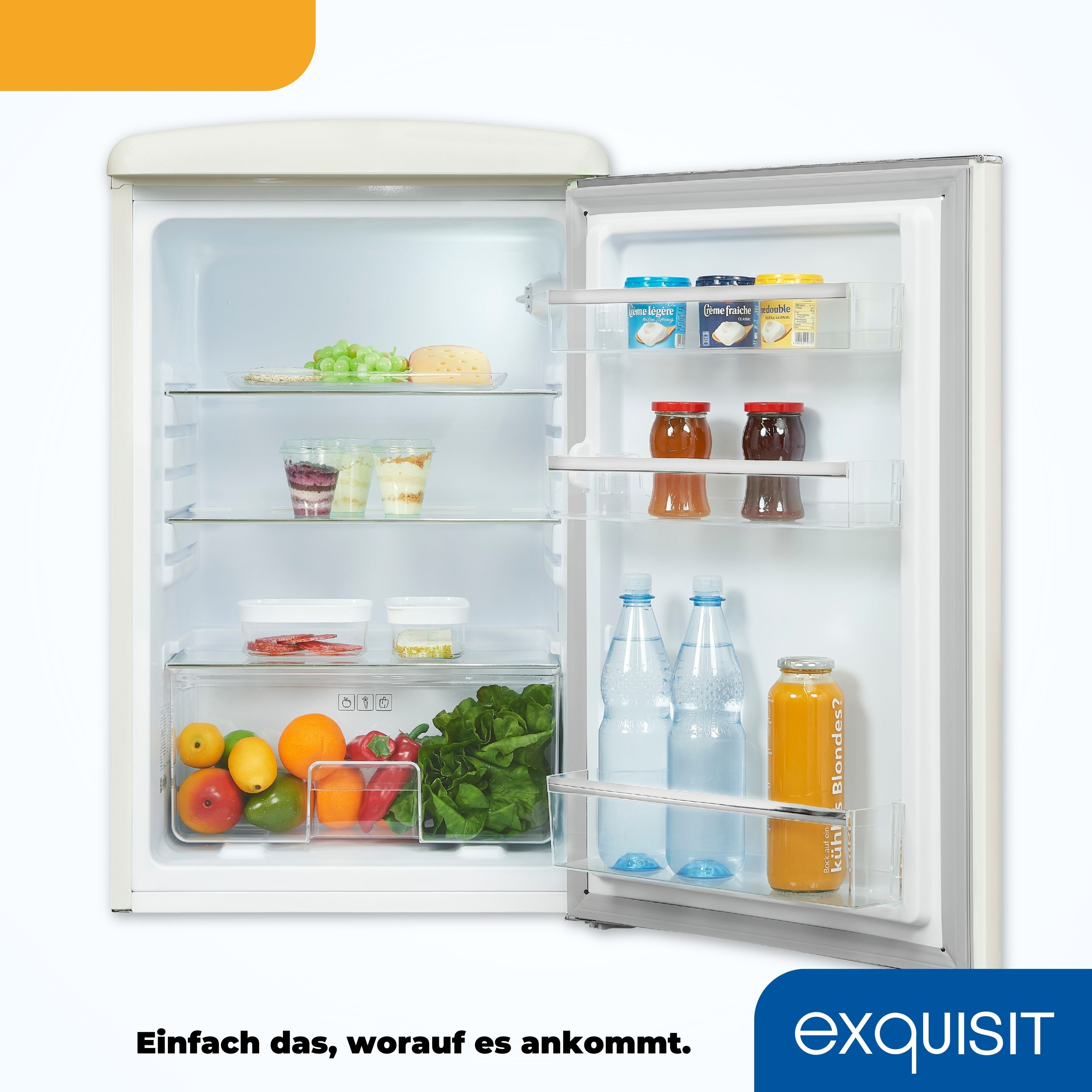 Kühlschrank offen, gefüllt mit Lebensmitteln, Früchten, Getränken. Weiß und beige. Text: Einfach das, worauf es ankommt.