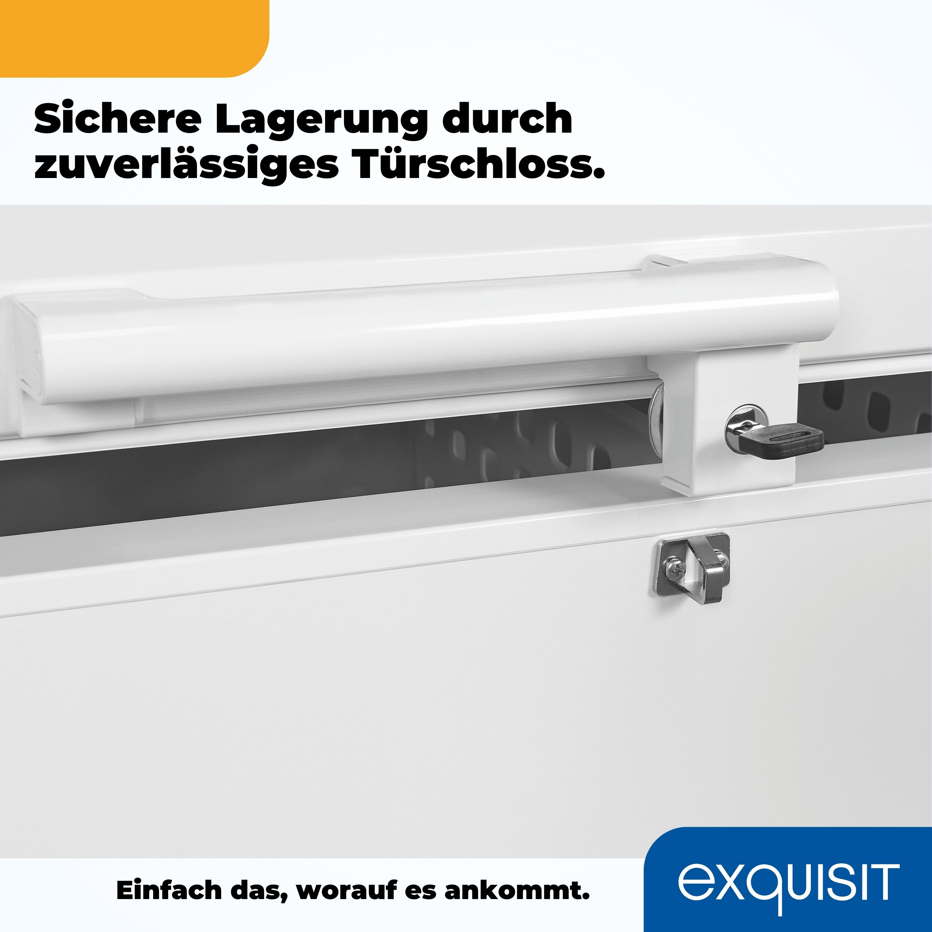 Nahaufnahme einer weißen Gefriertür mit Griff, Schloss und Schlüssel. Blauer Text unten.