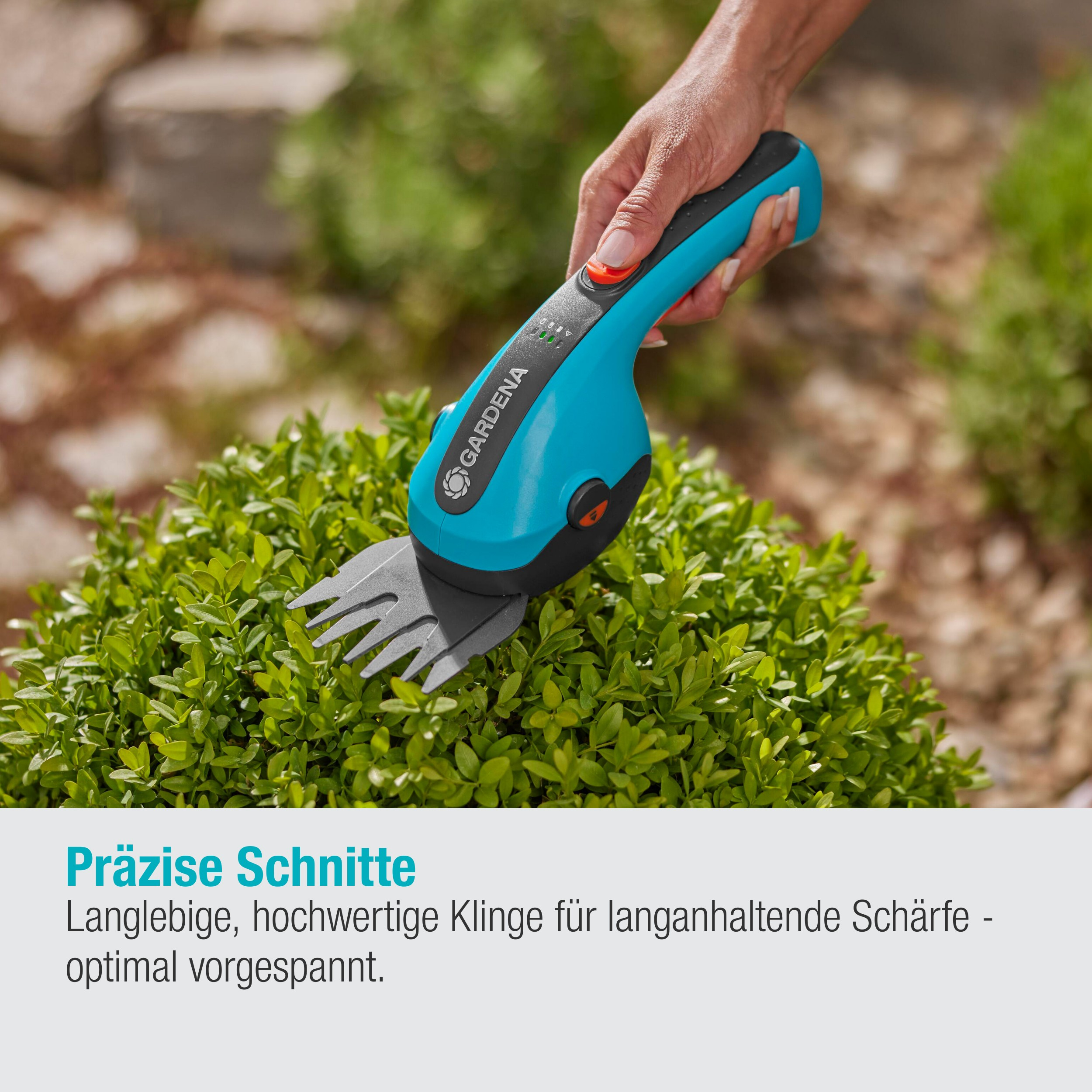 Osoba używająca niebiesko-czarnej nożycy do żywopłotu GARDENA, przycinająca zielony krzew. Tekst: Precyzyjne cięcia.
