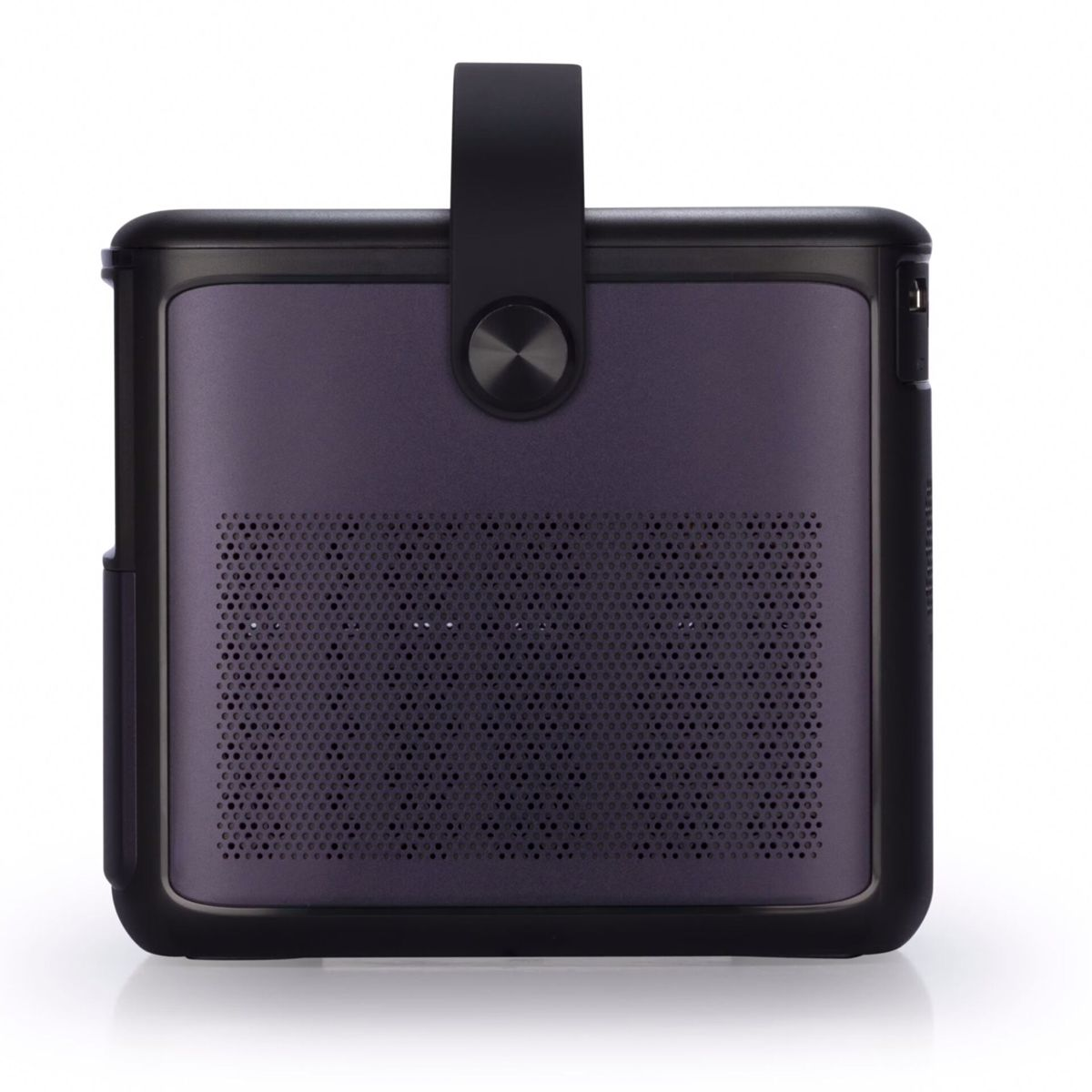 Czarny i fioletowy projektor. Ma uchwyt, otwory wentylacyjne z przodu i czarną ramkę.