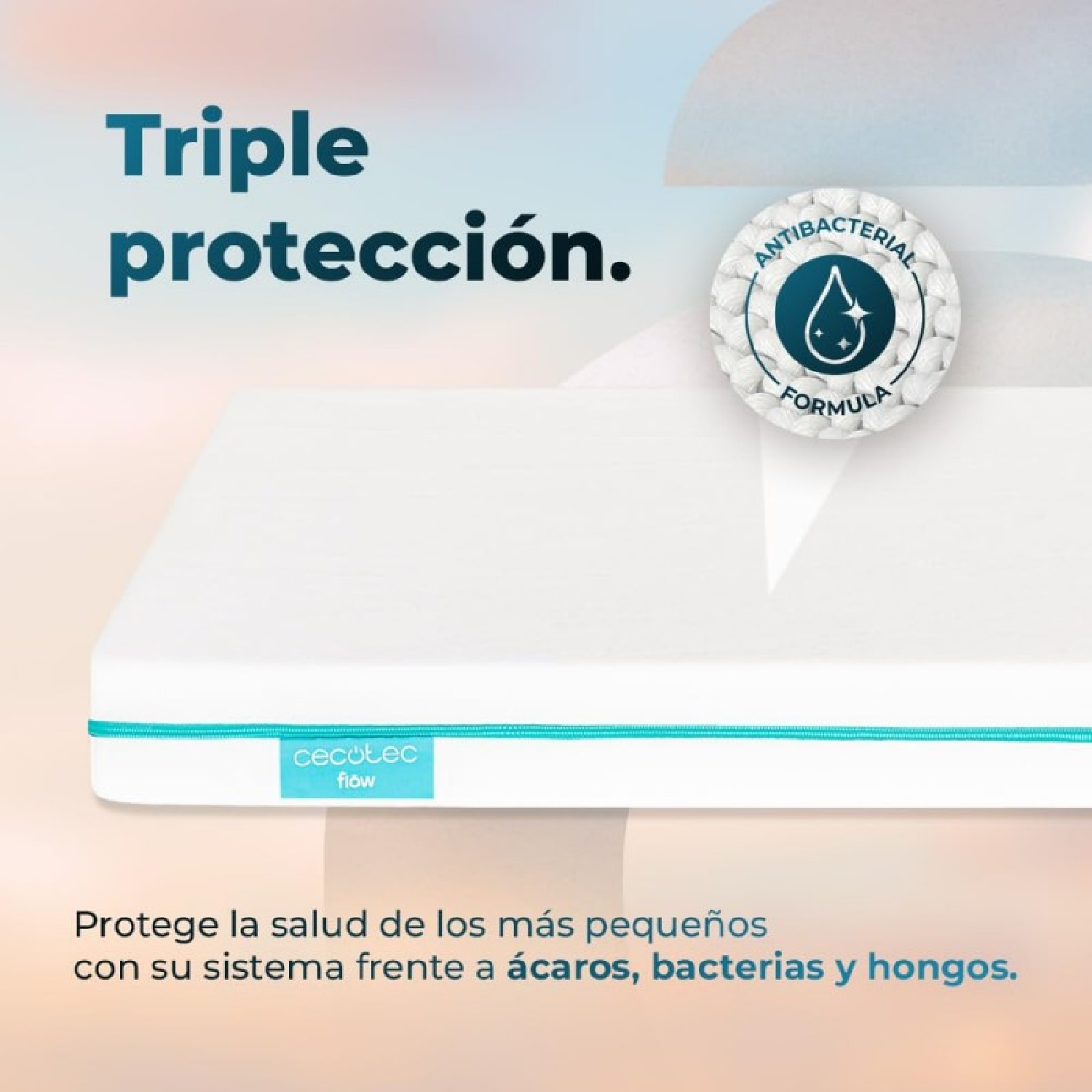 Colchón blanco con borde azul, texto sobre triple protección contra ácaros y bacterias.