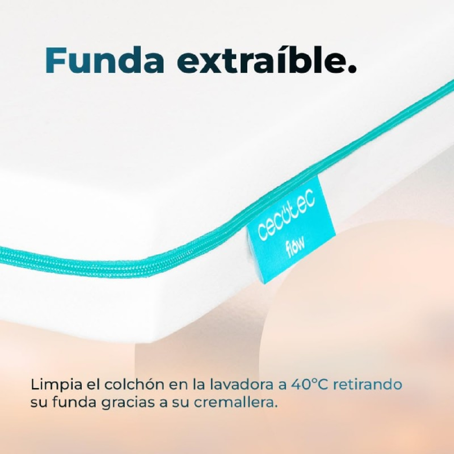 Primer plano de una esquina de colchón blanco con etiqueta azul. Texto: Funda extraíble. Lavar a máquina.