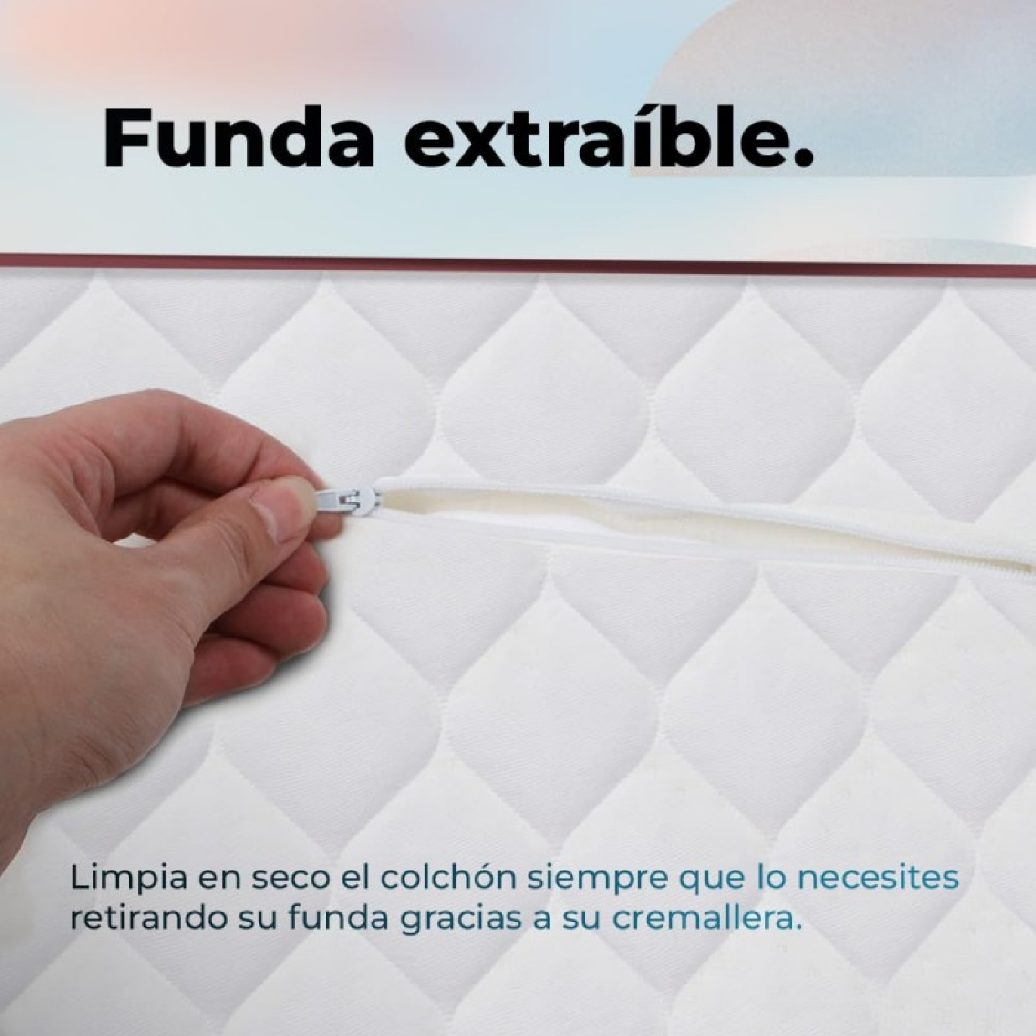 Una mano cierra una funda de colchón blanca con patrón de diamantes, texto español.