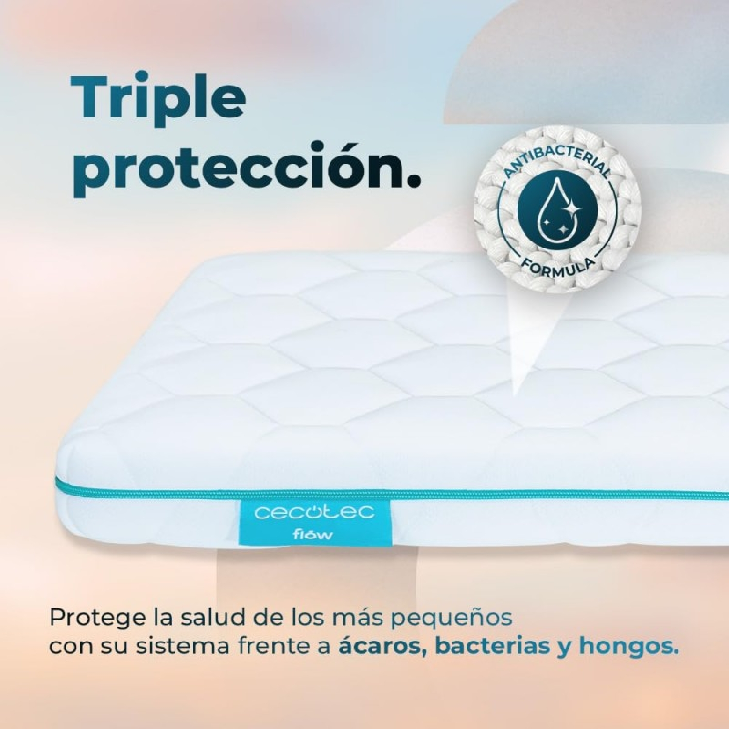 Colchón blanco con ribete azul, texto 'Triple protección' y 'Fórmula antibacteriana'.