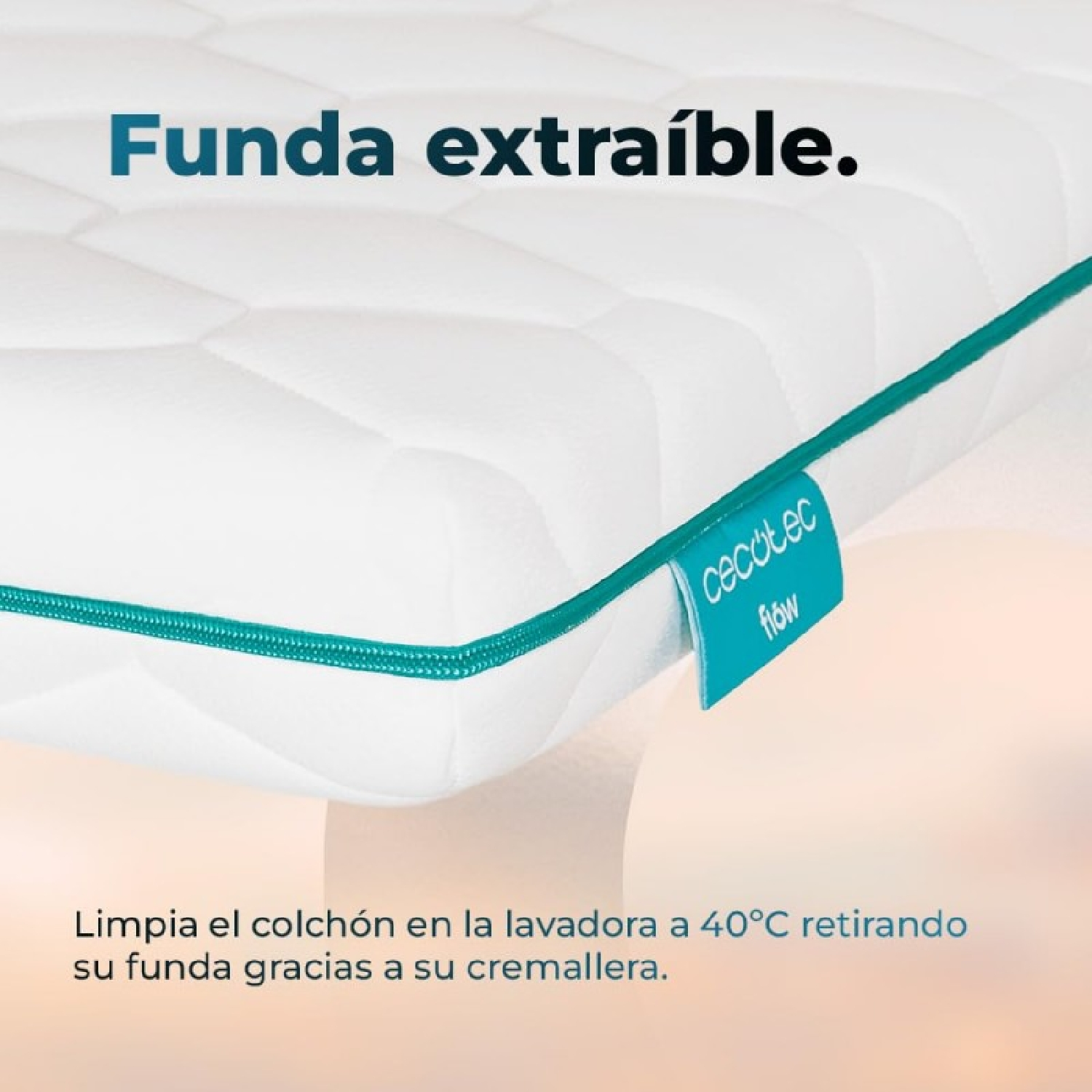 Una funda de colchón con texto en español. La funda tiene un ribete turquesa y una etiqueta.