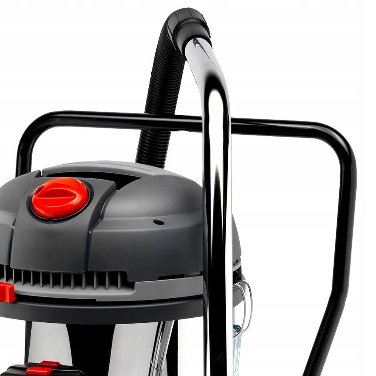 Primo piano di un aspirapolvere grigio con un pulsante rosso e un manico nero.