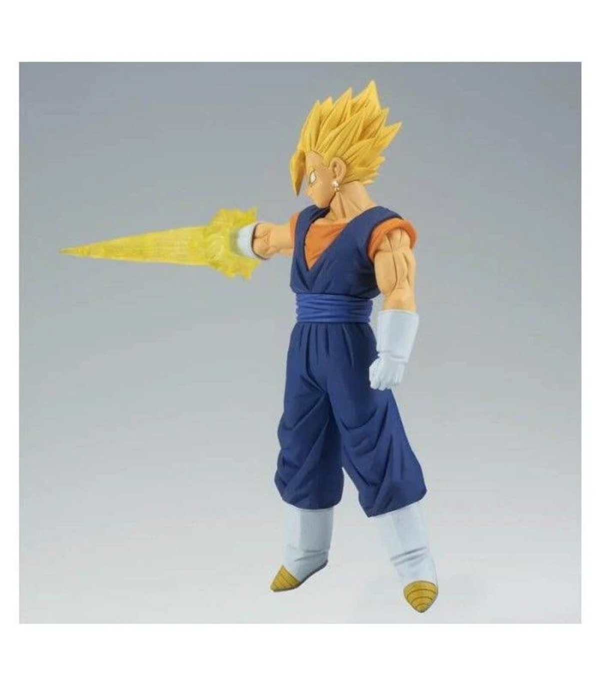 Figura de anime de un hombre rubio que sostiene energía.