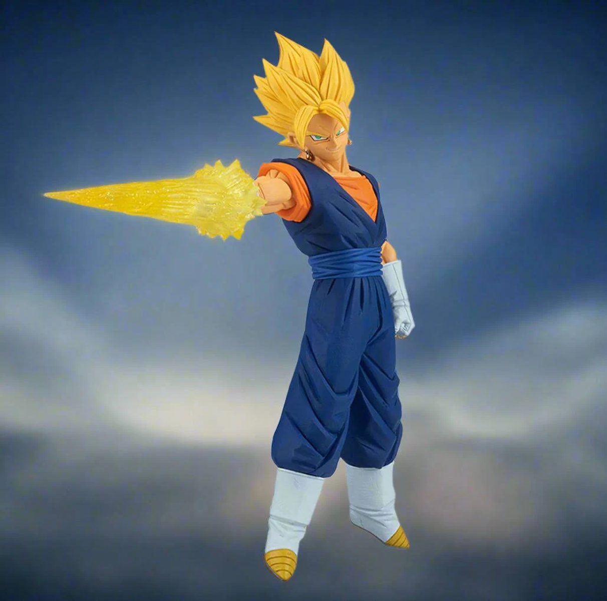 Una figura de un personaje de manga, vistiendo ropa azul, pelo amarillo y una explosión de energía.