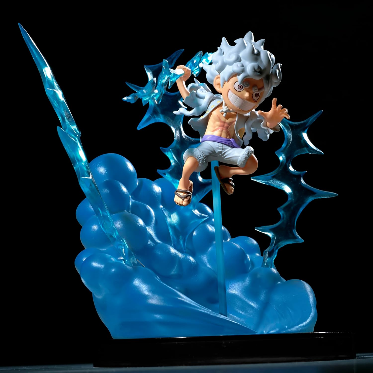 Una figura de anime de One Piece de Luffy en forma de Gear 4, con efectos de energía azul.