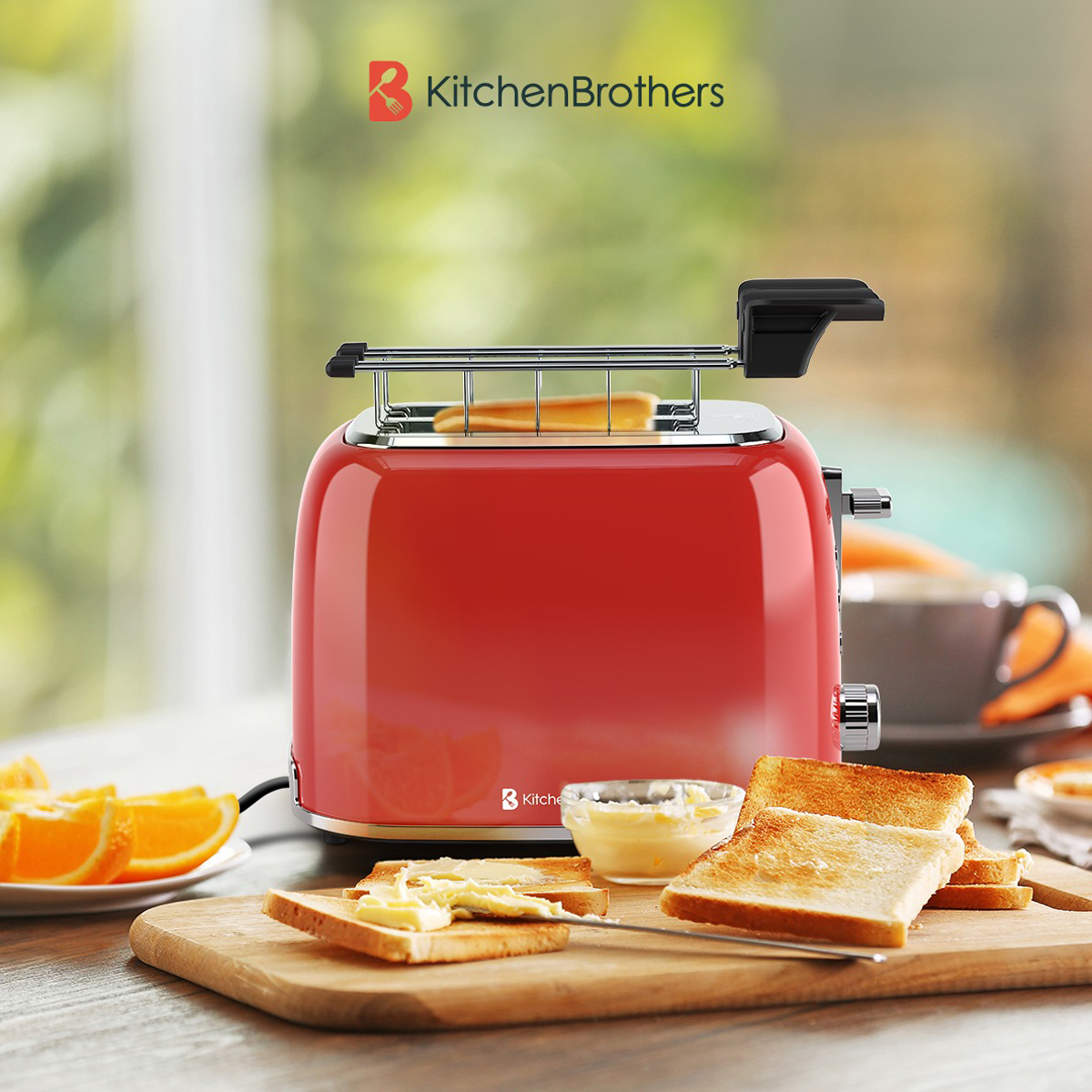 Grille-pain rouge avec toasts et tranches d'orange. Toasts et beurre sur une planche de bois.