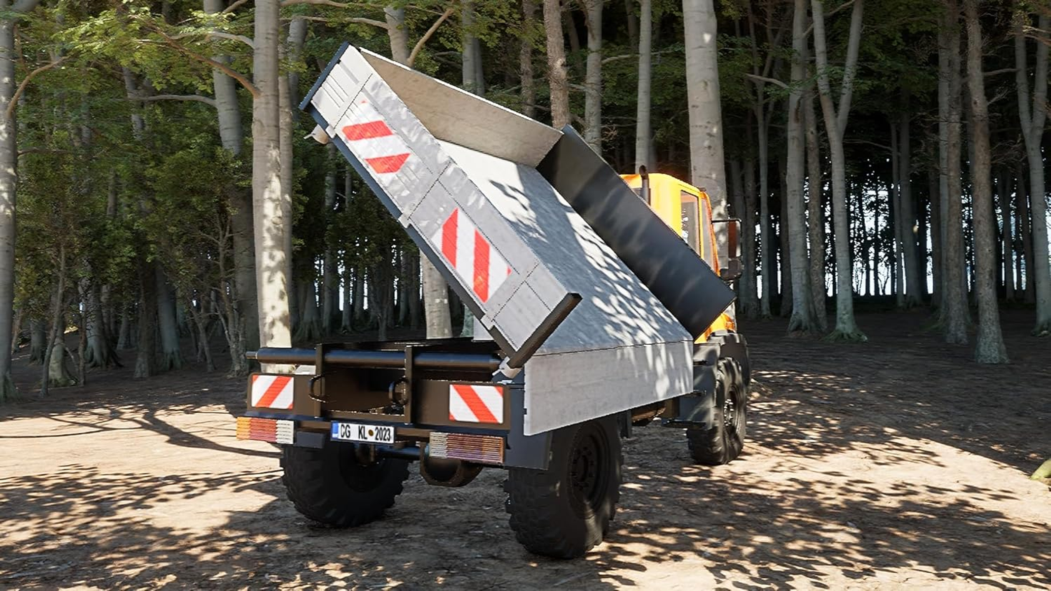 Ciężarówka z podniesioną skrzynią ładunkową w otoczeniu lasu.